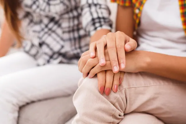 Cómo hacer testamento: pareja joven cogida de la mano en un momento de calma