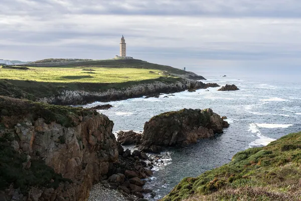 Cuánto cuesta un entierro en A Coruña en 2026: la Torre de Hércules de A Coruña