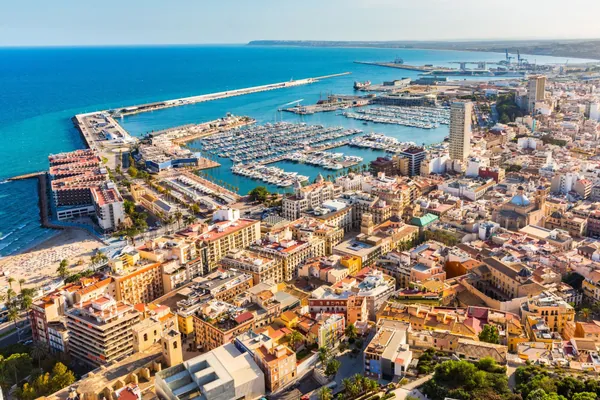 Cuánto cuesta un entierro en Alicante en 2026: una vista del puerto de Alicante