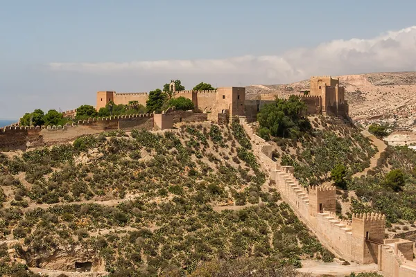 Cuánto cuesta un entierro en Almería en 2026: la Alcazaba de Almería sobre la colina con el mar al fondo