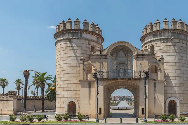 Cuánto cuesta un entierro en Badajoz en 2026: la Puerta de Palmas, monumento histórico de Badajoz