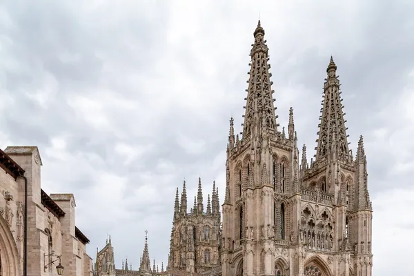 Cuánto cuesta un entierro en Burgos en 2026: la catedral gótica de Burgos con sus torres caladas