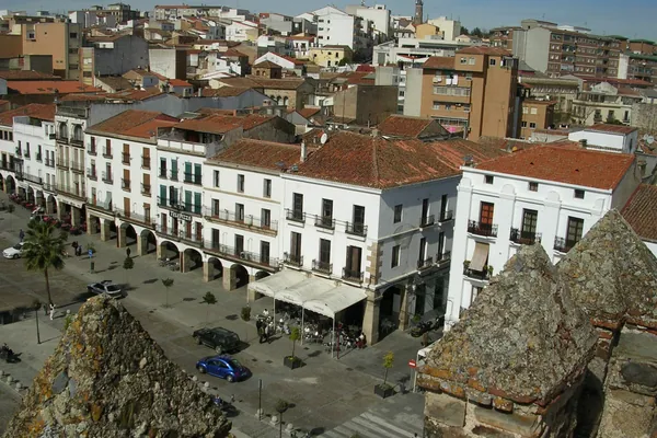 Cuánto cuesta un entierro en Cáceres en 2026: la Plaza Mayor de Cáceres vista desde la ciudad monumental