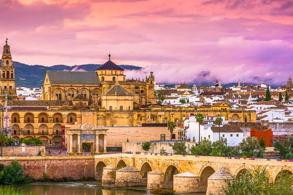 Cuánto cuesta un entierro en Córdoba en 2026: la Mezquita y el puente romano de Córdoba