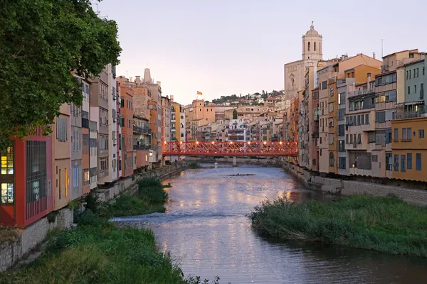 Cuánto cuesta un entierro en Girona en 2026: las casas de colores sobre el río Oñar en Girona
