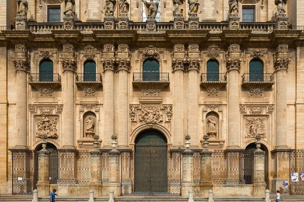 Cuánto cuesta un entierro en Jaén en 2026: la fachada barroca de la catedral de Jaén