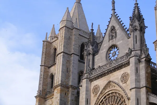 Cuánto cuesta un entierro en León en 2026: las torres y la fachada gótica de la catedral de León