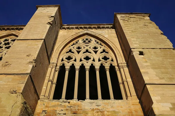 Cuánto cuesta un entierro en Lleida en 2026: el ventanal gótico de la Seu Vella, la catedral vieja de Lleida