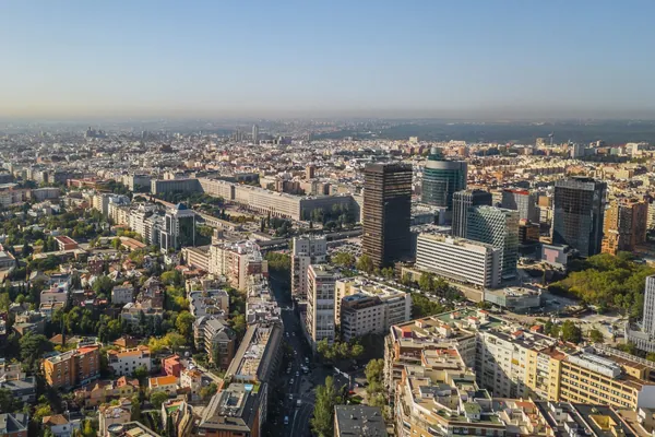 Cuánto cuesta un entierro en Madrid en 2026: una vista del skyline de Madrid