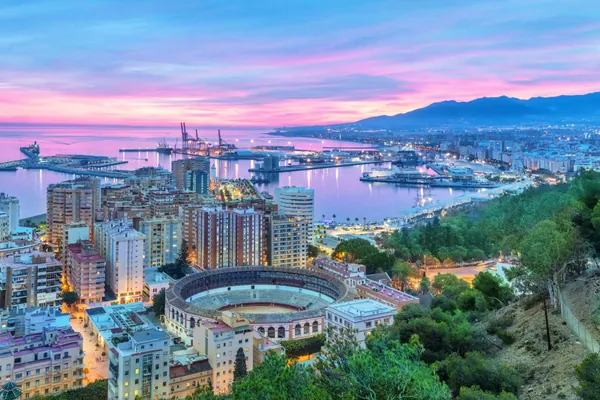Cuánto cuesta un entierro en Málaga en 2026: una vista del puerto de Málaga