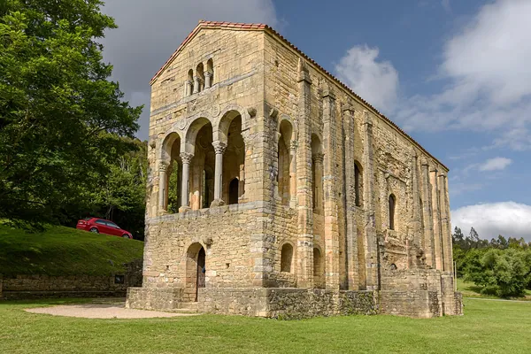 Cuánto cuesta un entierro en Oviedo en 2026: Santa María del Naranco, el monumento prerrománico de Oviedo