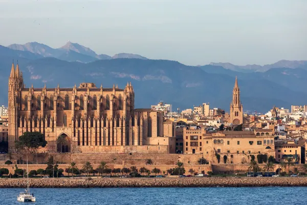 Cuánto cuesta un entierro en Palma de Mallorca en 2026: la catedral de Palma de Mallorca junto al mar