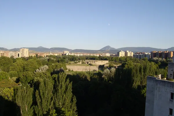 Cuánto cuesta un entierro en Pamplona en 2026: una vista de Pamplona con la Ciudadela y los montes de Navarra