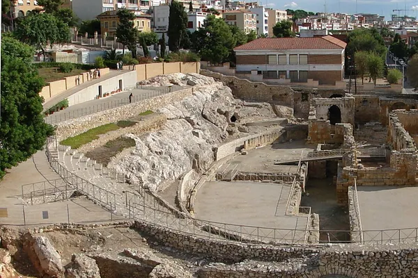 Cuánto cuesta un entierro en Tarragona en 2026: el anfiteatro romano de Tarragona junto al mar
