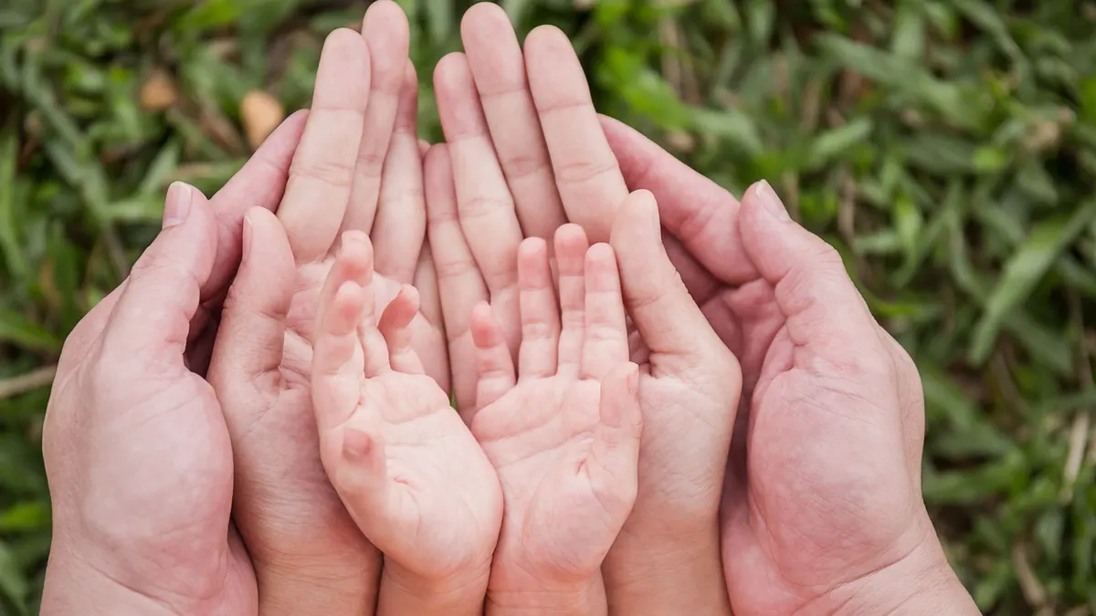 Unas manos abiertas y unidas en señal de amparo, una imagen sobre el coste de un entierro en Toledo en 2026