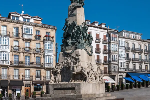 Cuánto cuesta un entierro en Vitoria en 2026: la Plaza de la Virgen Blanca de Vitoria con su monumento