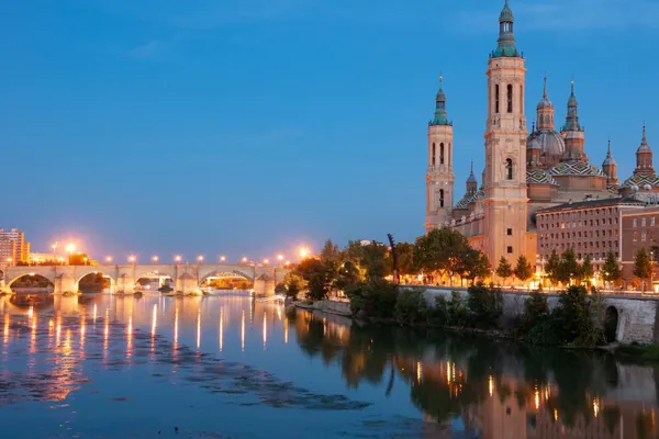 Cuánto cuesta un entierro en Zaragoza en 2026: la basílica del Pilar de Zaragoza junto al Ebro