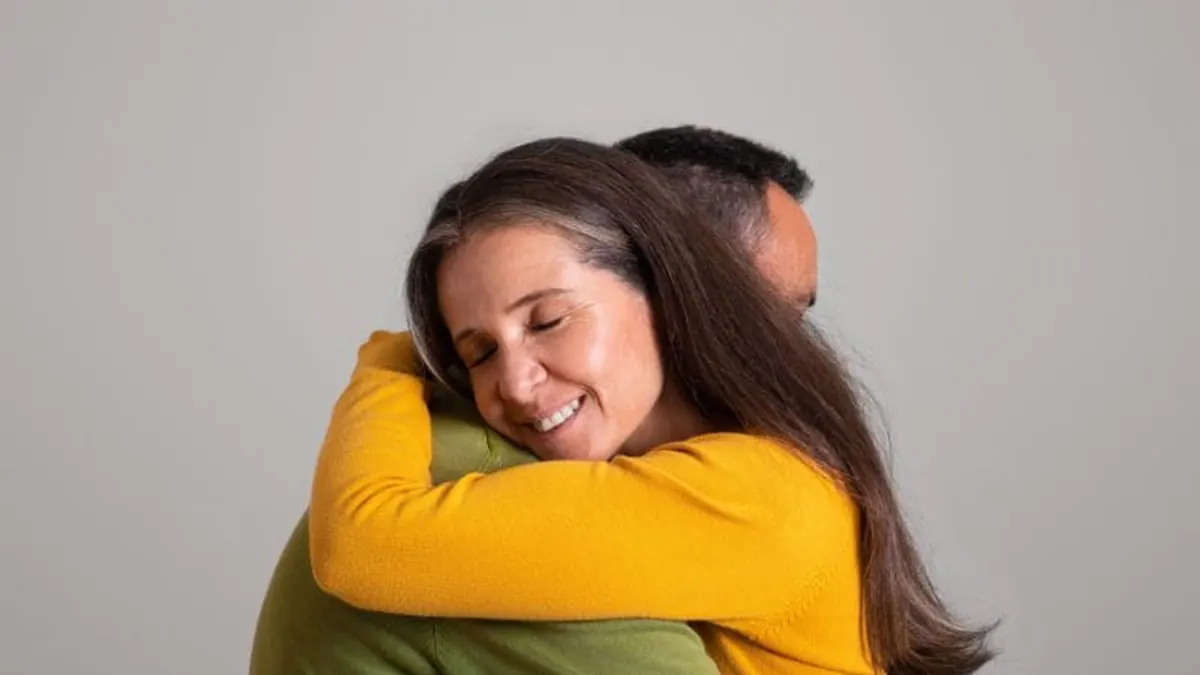Una pareja se abraza en un ambiente de tranquilidad, una imagen para la guía sobre cómo dar de baja un seguro de decesos correctamente