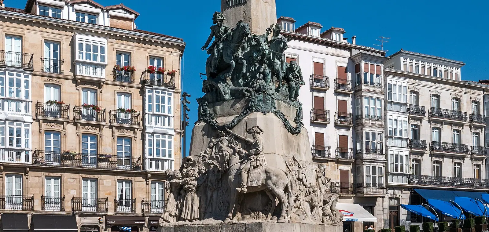 La Plaza de la Virgen Blanca de Vitoria con su monumento, una imagen del seguro de decesos en Álava