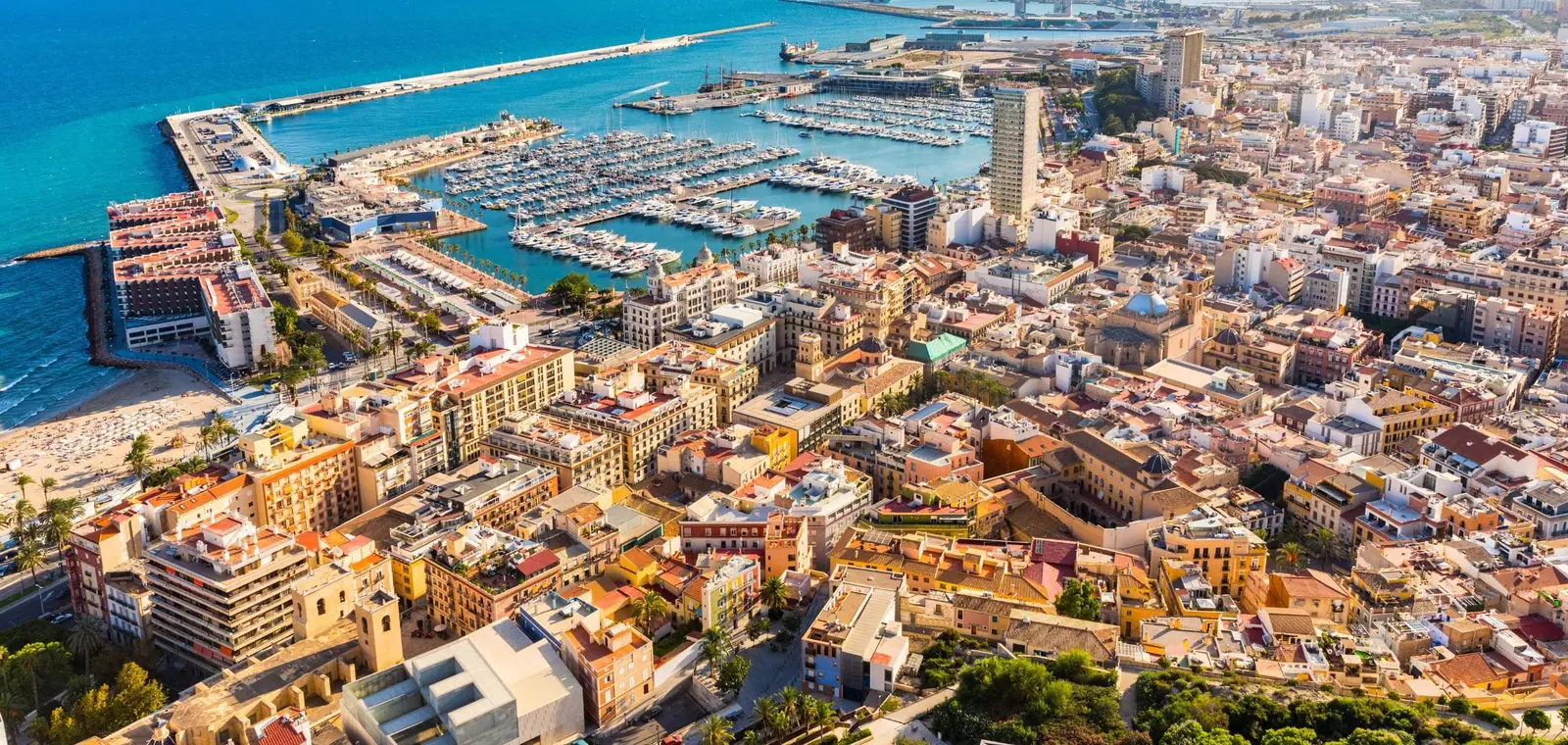 Una vista del puerto de Alicante, una imagen del seguro de decesos en Alicante