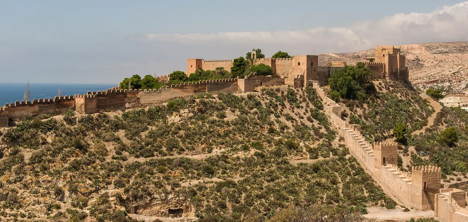 La Alcazaba de Almería sobre la colina con el mar al fondo, una imagen del seguro de decesos en Almería