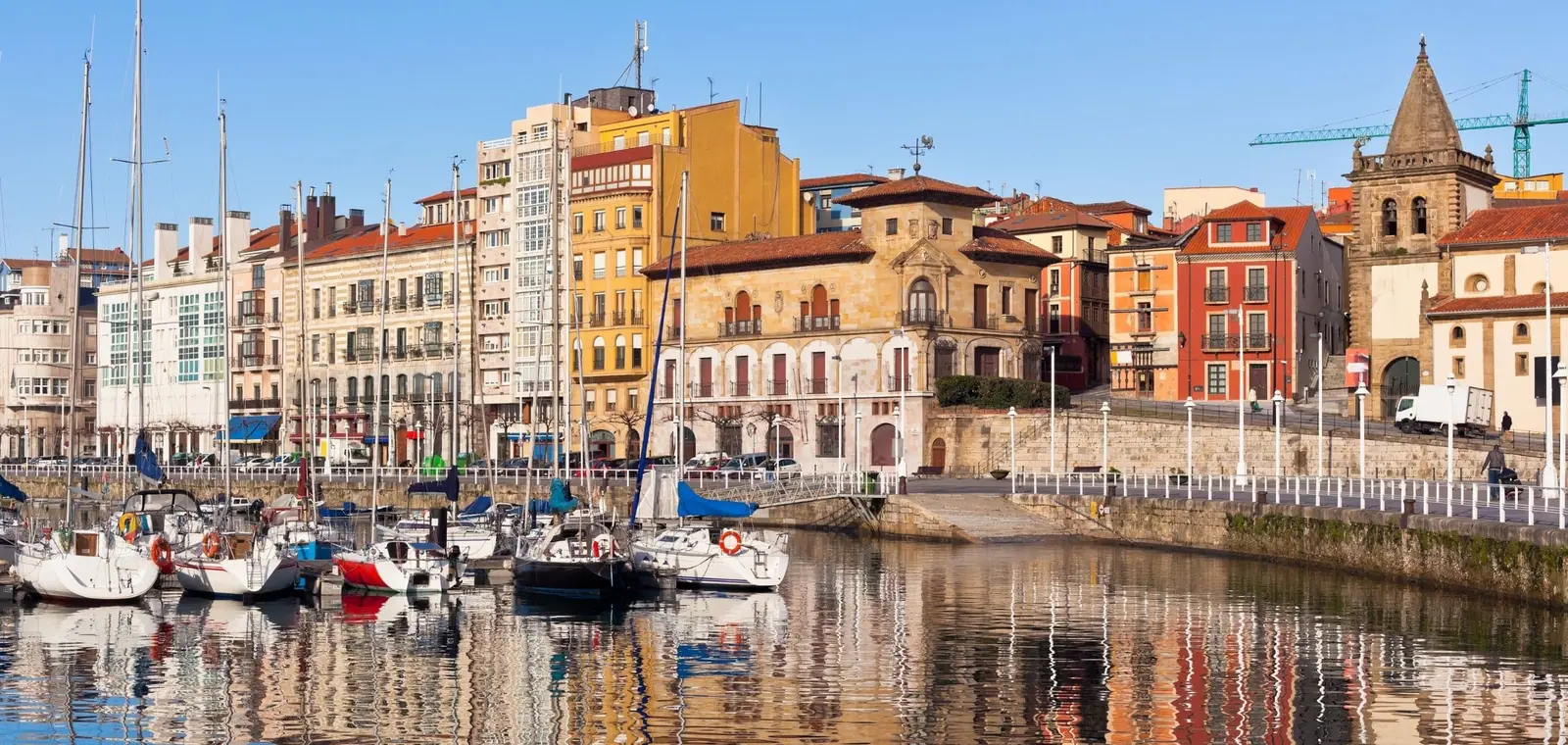 Una vista del puerto de Gijón, una imagen del seguro de decesos en Asturias