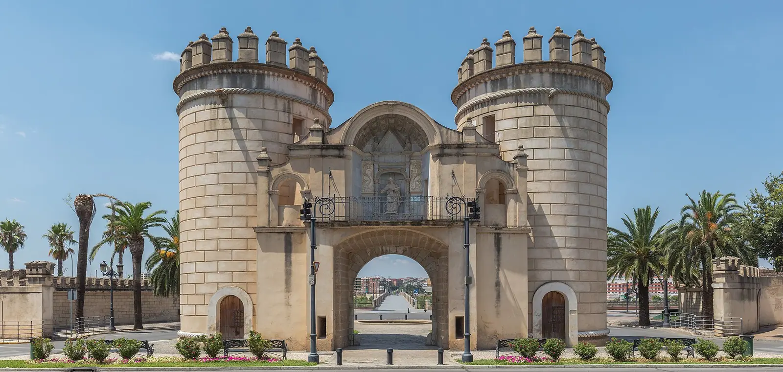 La Puerta de Palmas, monumento histórico de Badajoz, una imagen del seguro de decesos en Badajoz