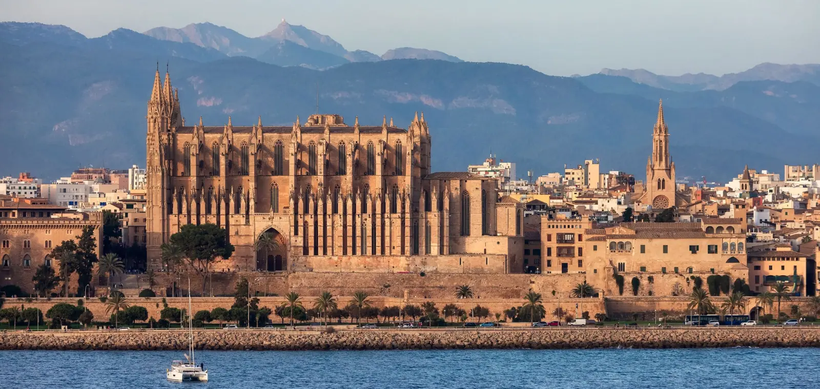La catedral de Palma de Mallorca junto al mar, una imagen del seguro de decesos en Islas Baleares