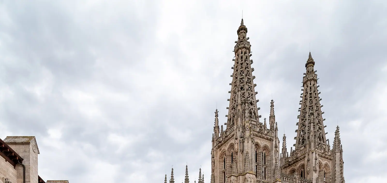 La catedral gótica de Burgos con sus torres caladas, una imagen del seguro de decesos en Burgos