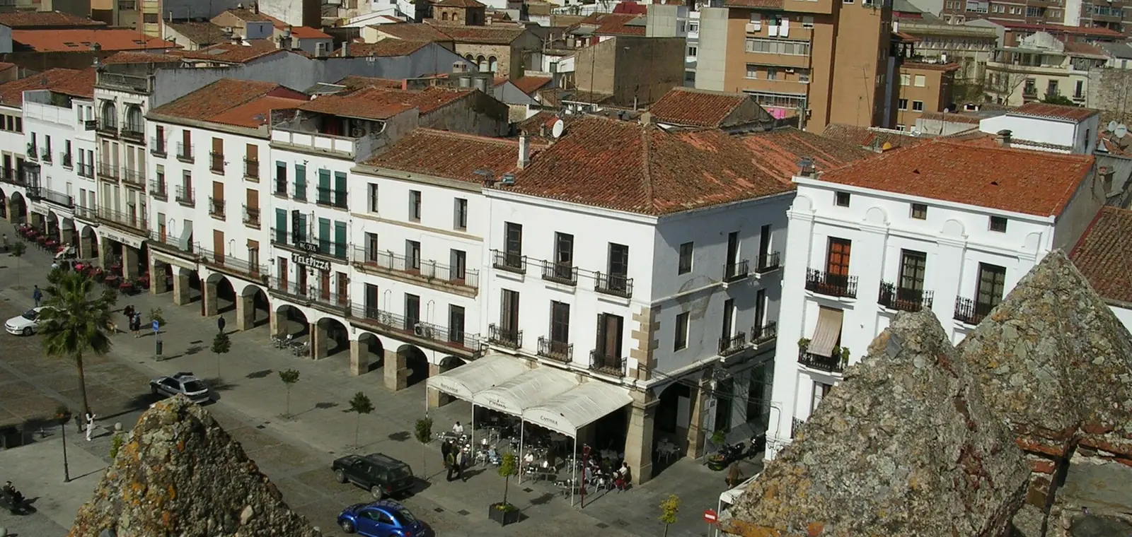 La Plaza Mayor de Cáceres vista desde la ciudad monumental, una imagen del seguro de decesos en Cáceres