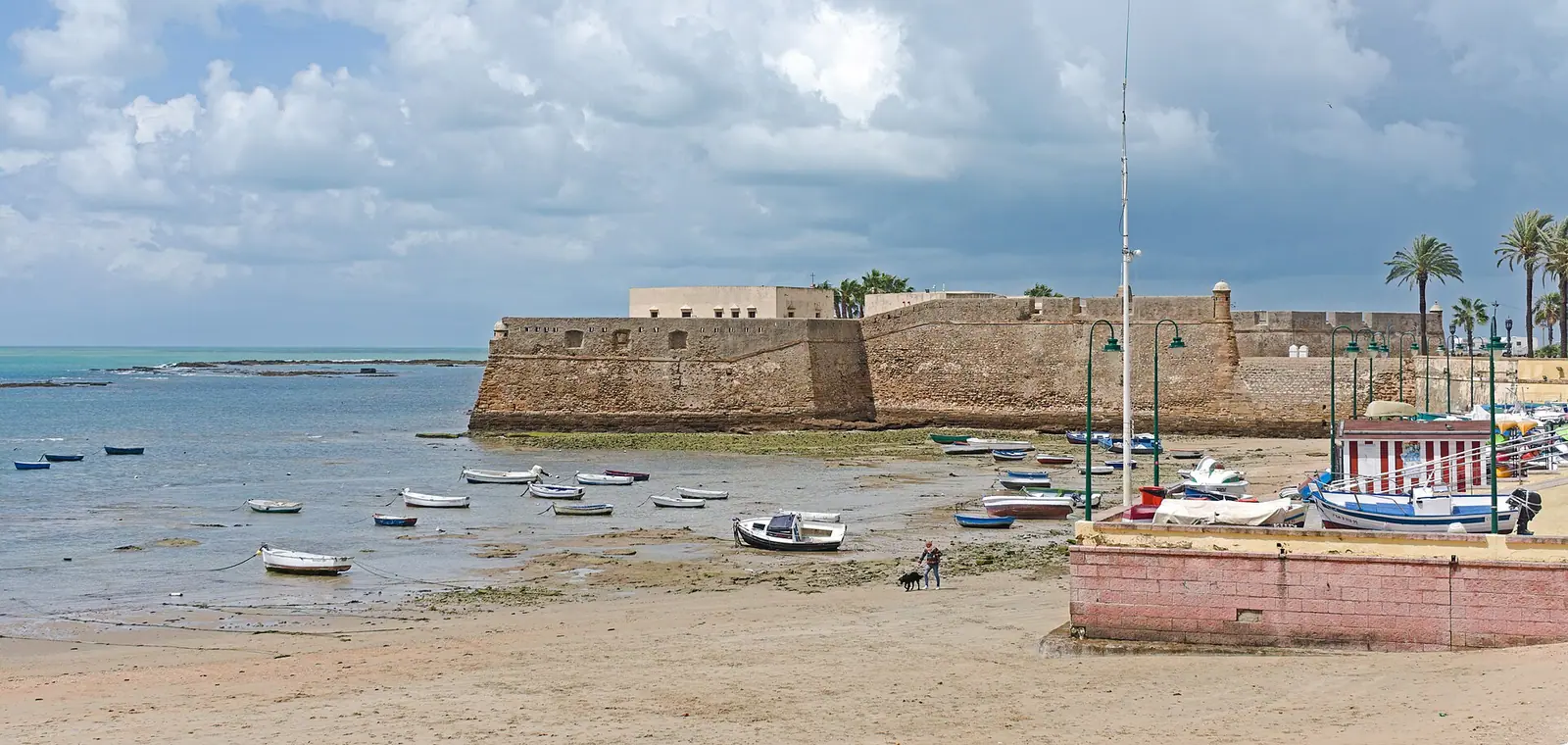 El Castillo de Santa Catalina y la playa de La Caleta en Cádiz, una imagen del seguro de decesos en Cádiz