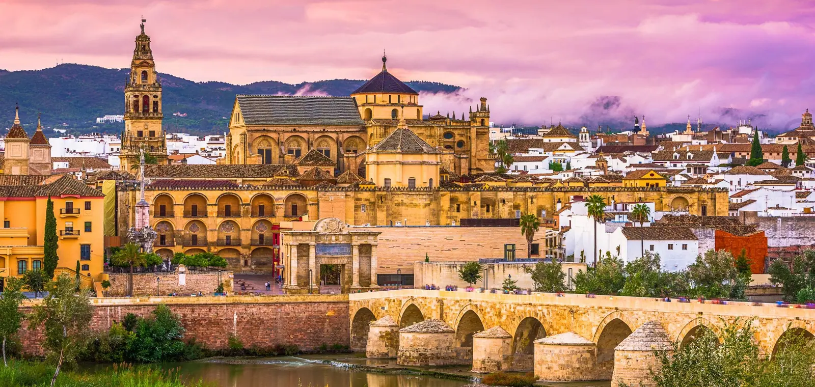 La Mezquita y el puente romano de Córdoba, una imagen del seguro de decesos en Córdoba