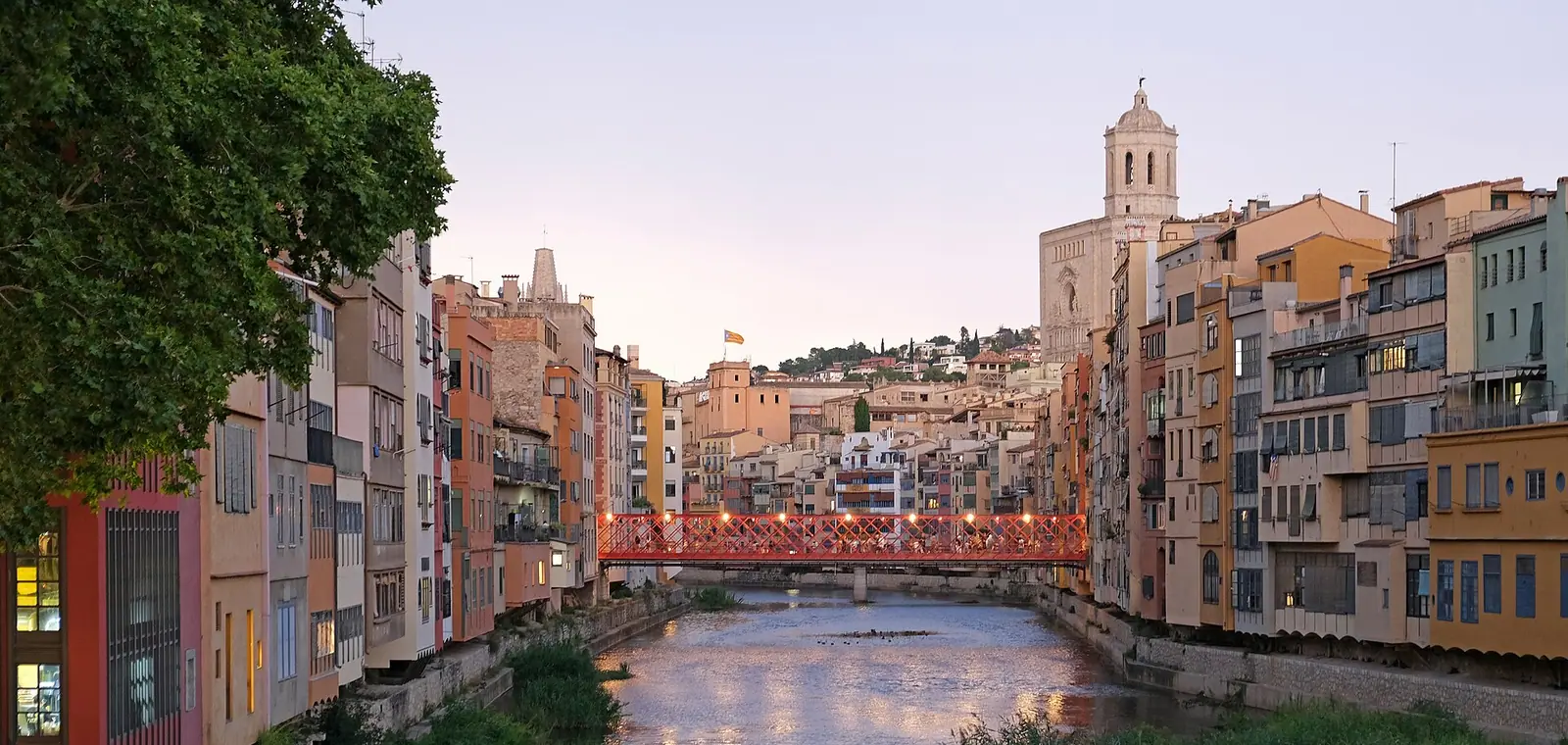 Las casas de colores sobre el río Oñar en Girona, una imagen del seguro de decesos en Girona