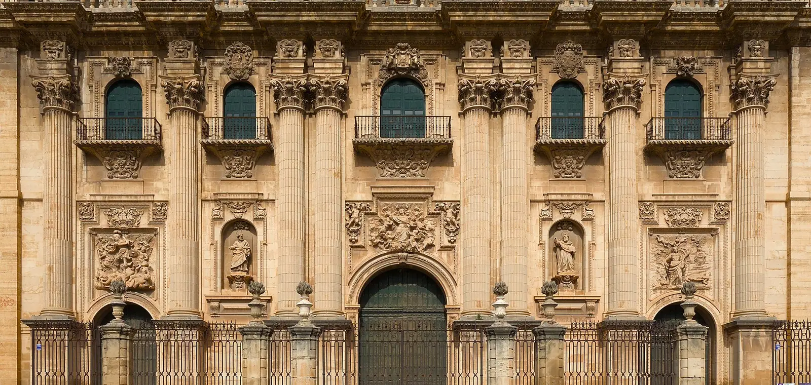 La fachada barroca de la catedral de Jaén, una imagen del seguro de decesos en Jaén