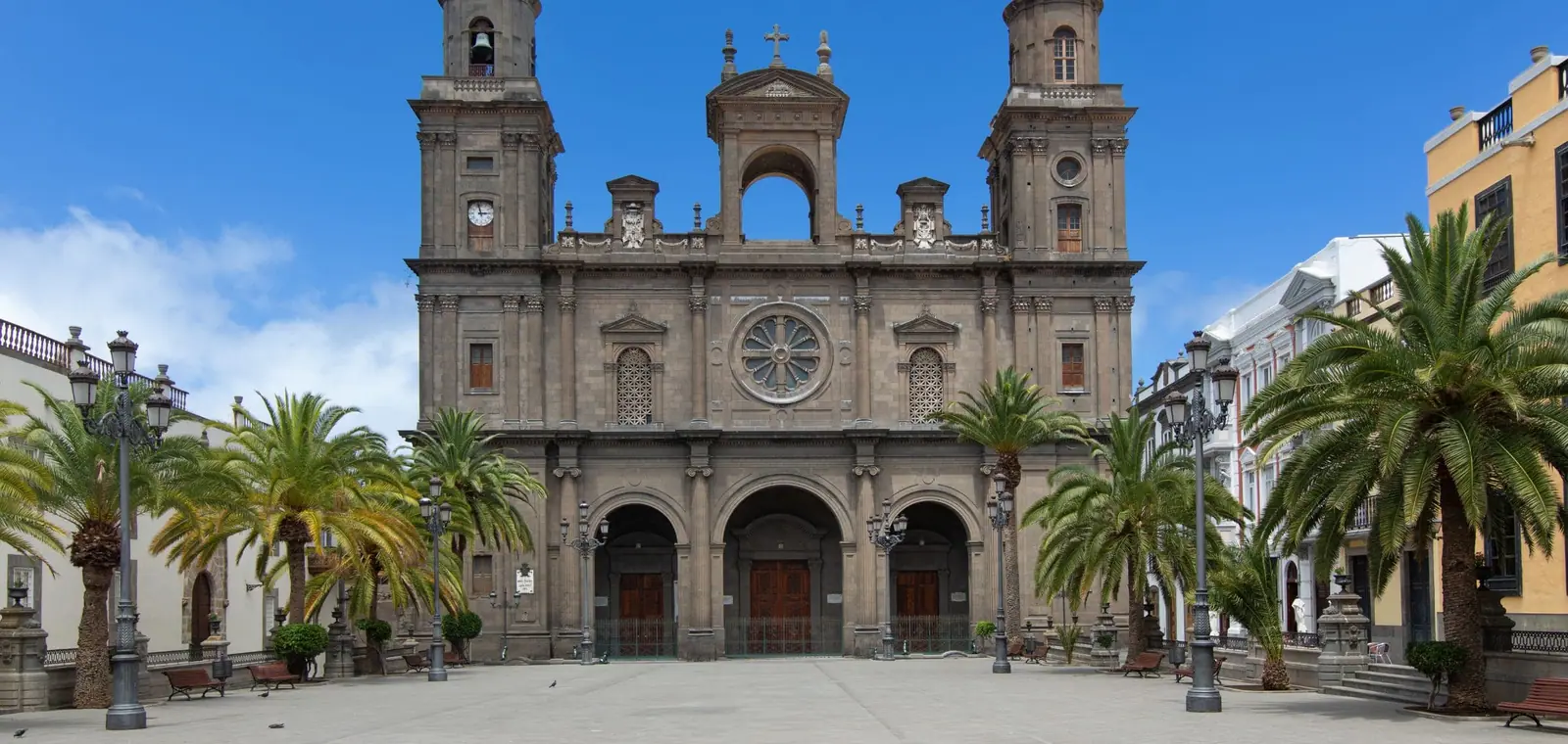 La catedral de Santa Ana en Las Palmas de Gran Canaria, una imagen del seguro de decesos en Las Palmas