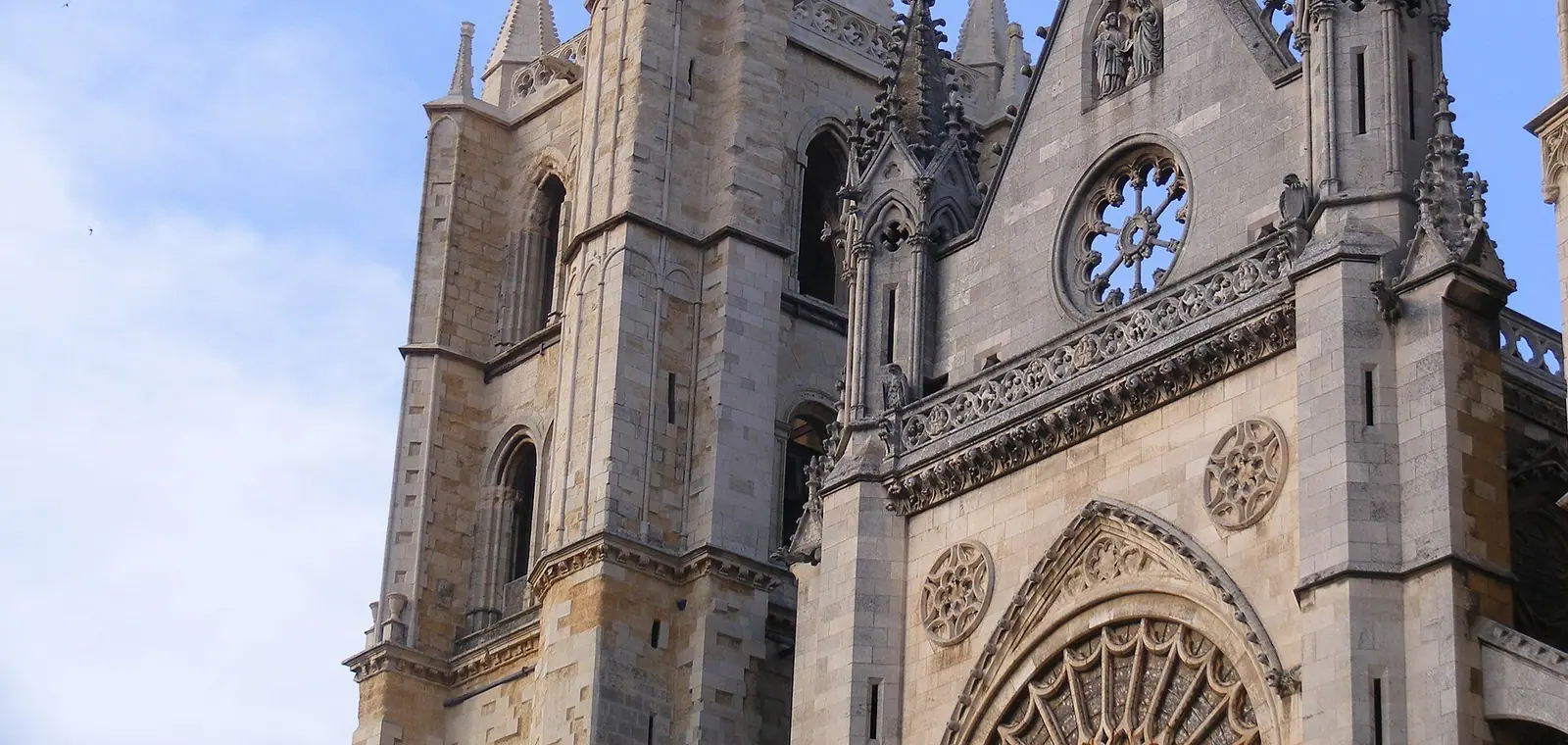 Las torres y la fachada gótica de la catedral de León, una imagen del seguro de decesos en León