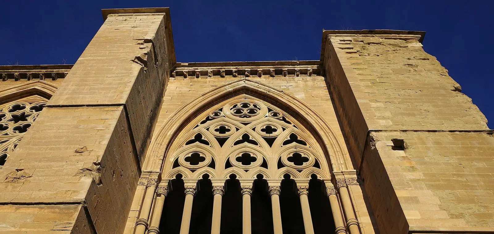 El ventanal gótico de la Seu Vella, la catedral vieja de Lleida, una imagen del seguro de decesos en Lleida