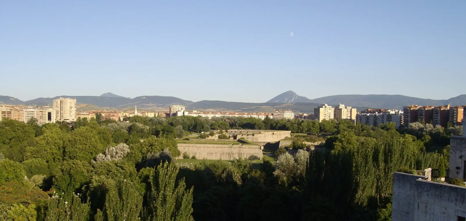 Una vista de Pamplona con la Ciudadela y los montes de Navarra, una imagen del seguro de decesos en Navarra
