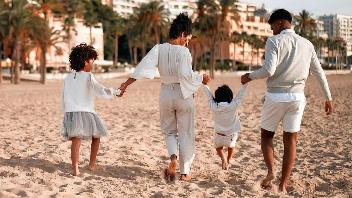 Una familia pasea unida por la playa, una imagen del seguro de decesos online de Preventiva