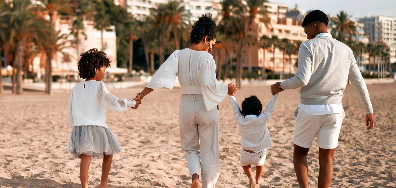 Una familia pasea unida por la playa, una imagen del seguro de decesos en Palencia