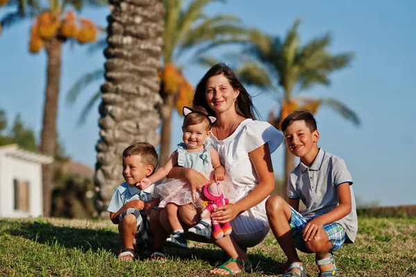 Seguro de decesos para bebés y niños: una familia de tres generaciones reunida al aire libre