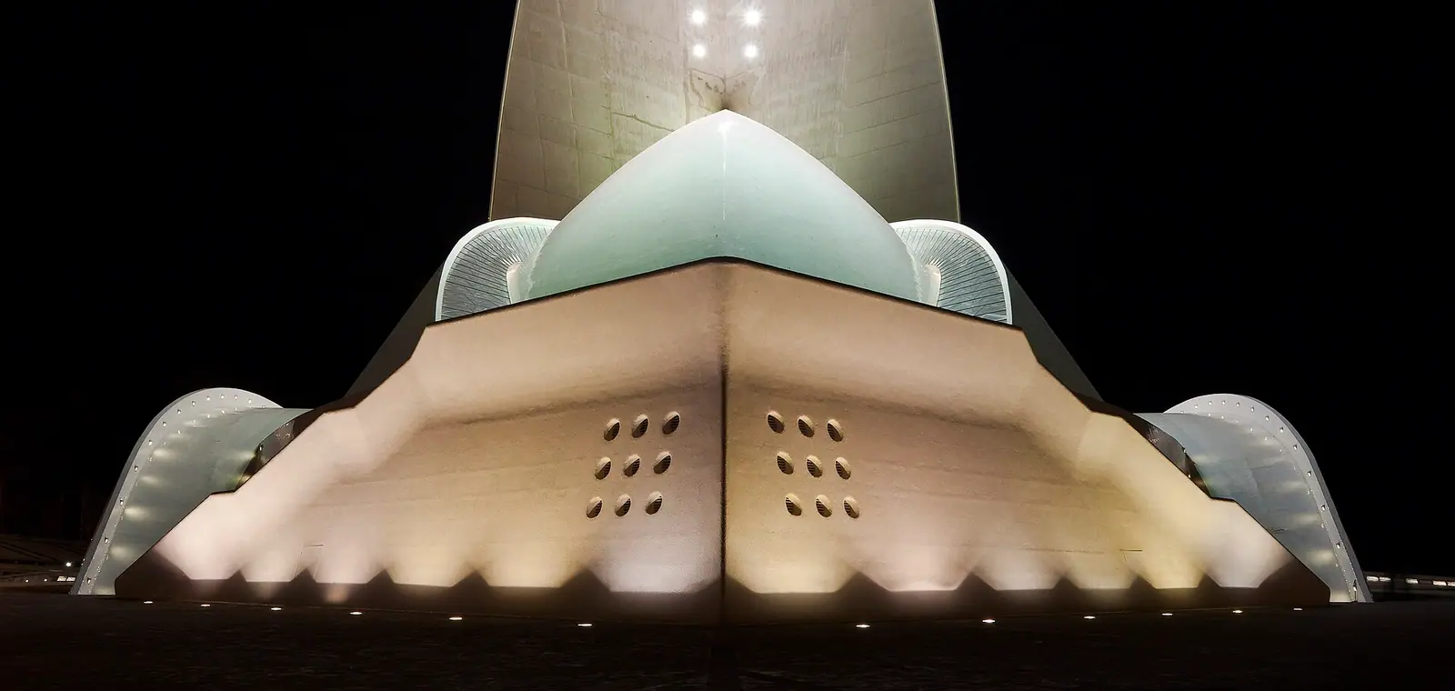 El Auditorio de Tenerife iluminado en Santa Cruz de Tenerife, una imagen del seguro de decesos en Santa Cruz de Tenerife