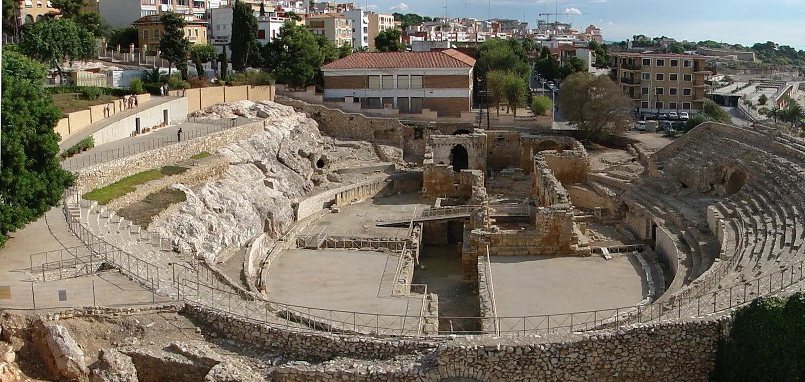 El anfiteatro romano de Tarragona junto al mar, una imagen del seguro de decesos en Tarragona