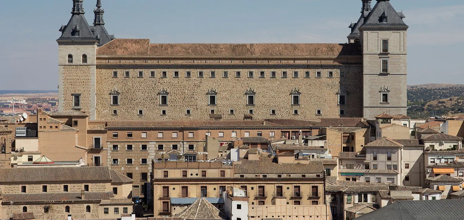 El Alcázar de Toledo sobre el casco histórico, una imagen del seguro de decesos en Toledo
