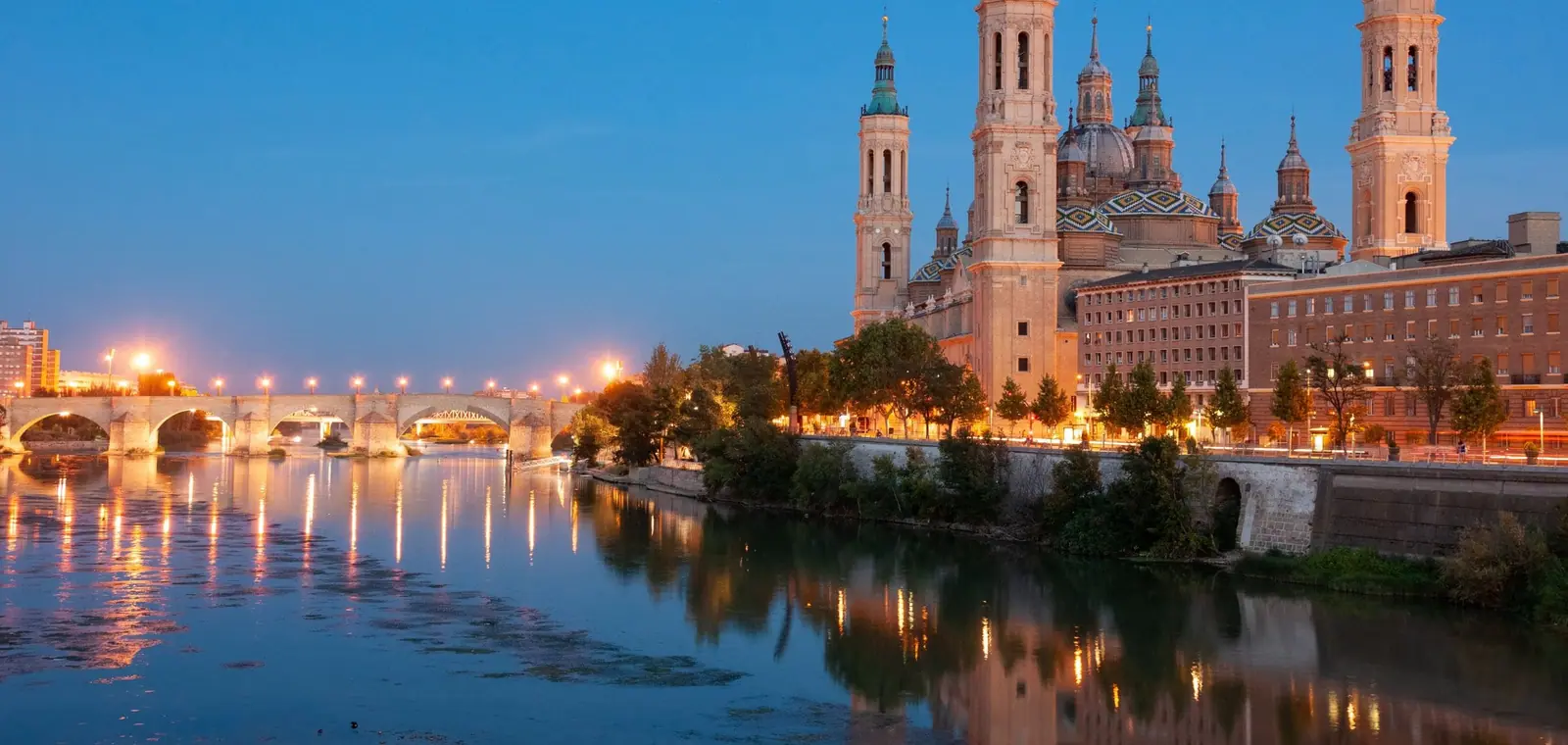 La basílica del Pilar de Zaragoza junto al Ebro, una imagen del seguro de decesos en Zaragoza