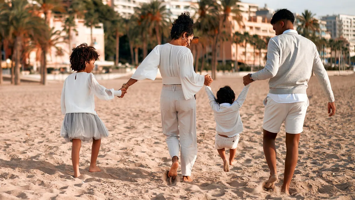 Una familia pasea unida por la playa, una imagen para la guía sobre testamento vital y voluntades anticipadas